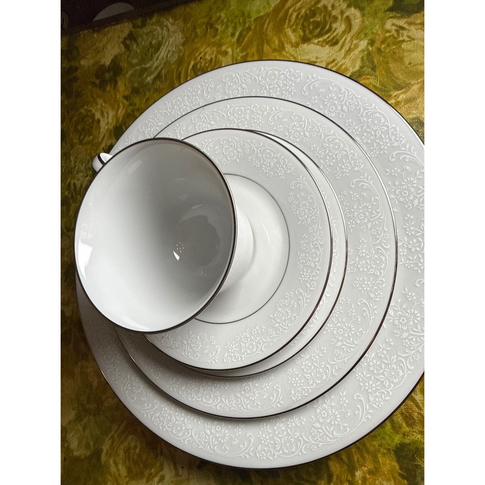 Noritake Tahoe 2585 Fine China 5 Piece Place Setting White Floral Platinum Trim